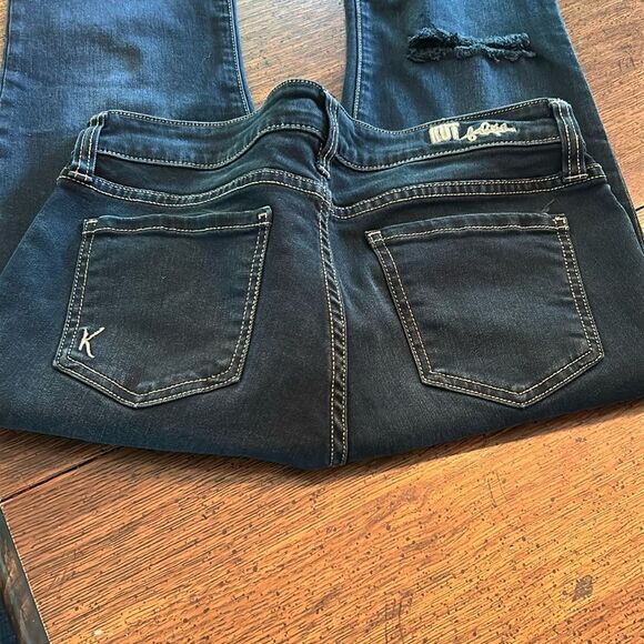Kut from the Kloth Jeans Modern Fit Skinny
Size 8 distressed on left knee - Picture 10 of 13